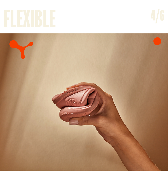 Nous concevons des rainures dans les semelles qui permettent une plus grande flexibilité là où elle est vraiment nécessaire, garantissant une foulée aussi naturelle et confortable que possible.